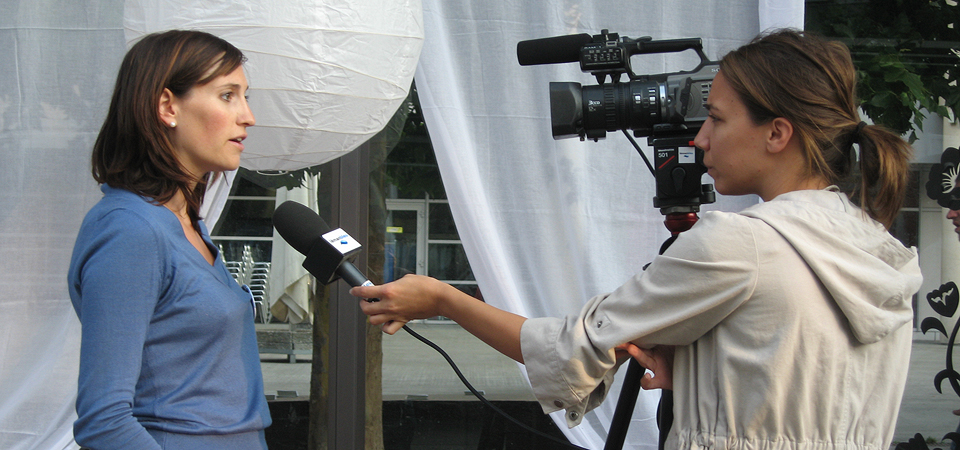Guérilla marketing - Abris-bus 7 interview télé sous un abri-bus décoré