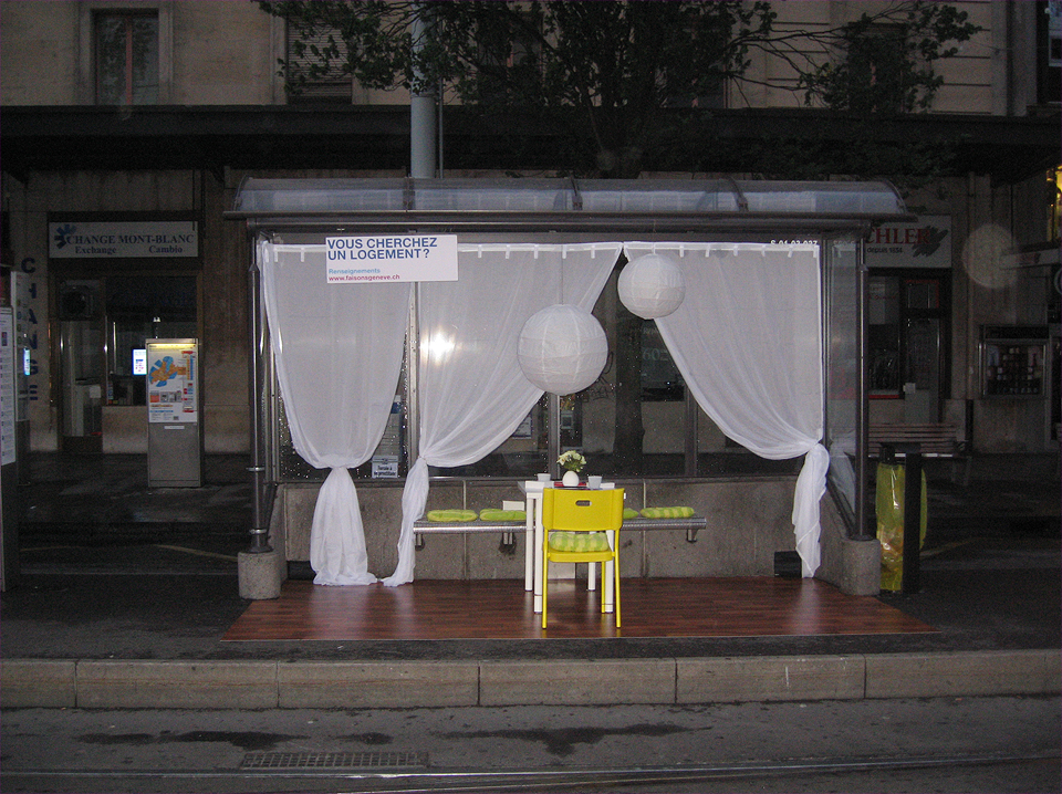 Guérilla marketing - Abris-bus 1 abris-bus décoré comme une chambre d'étudiant