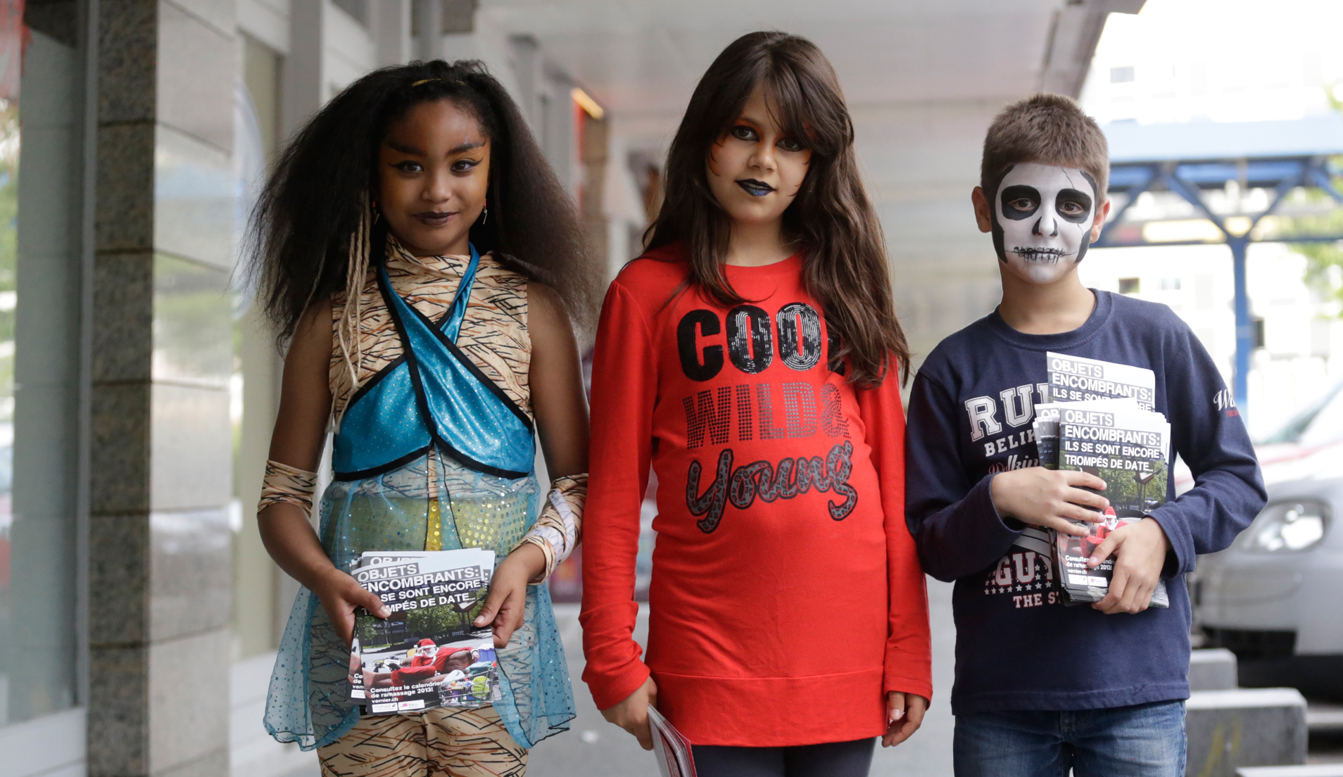 Guérilla marketing des enfants déguisés distribuant des flyers