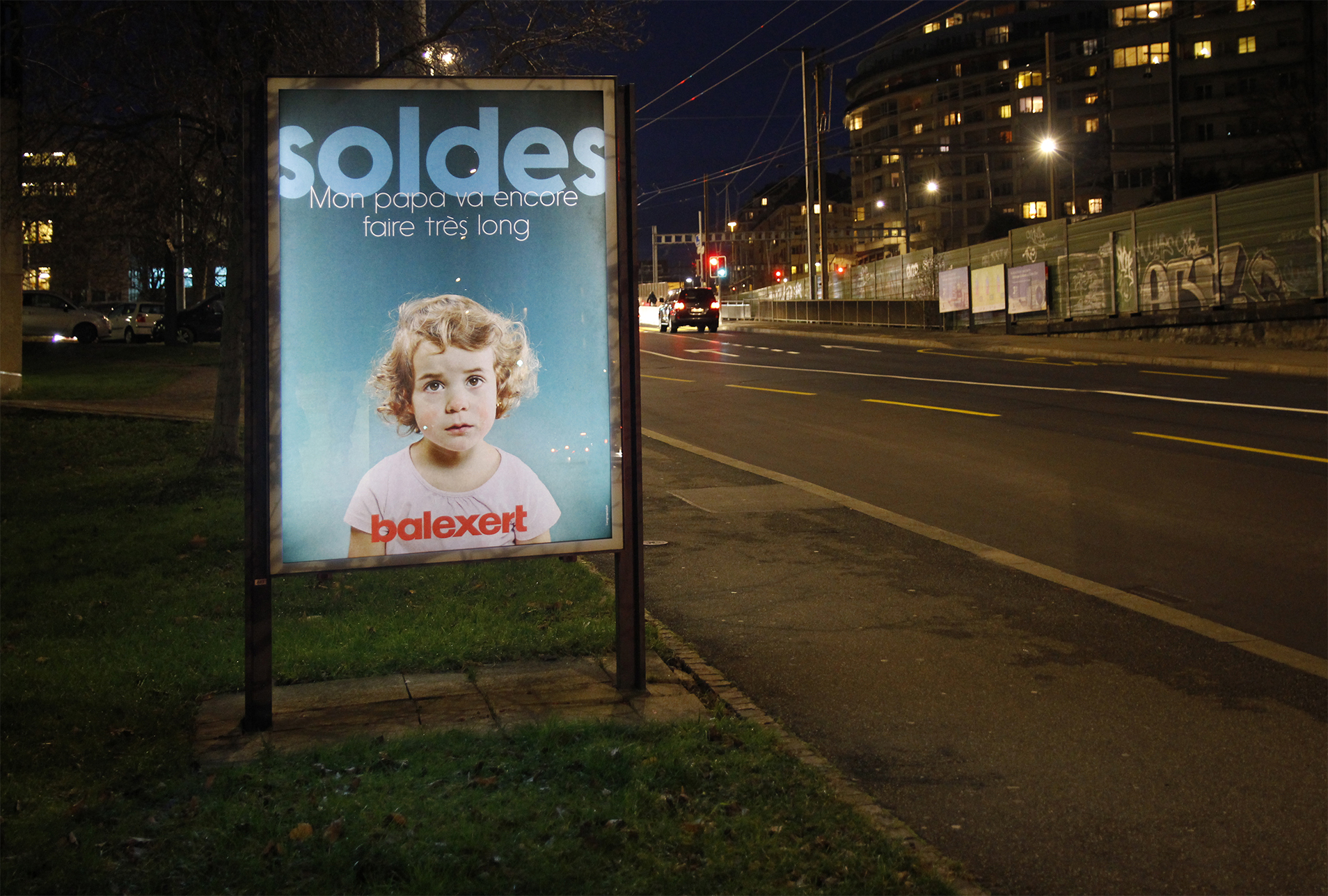 Balexert lance ses soldes de janvier en fanfare 6 Mise en situation en extérieur de nuit de la seconde affiche de la campagne d'affichage