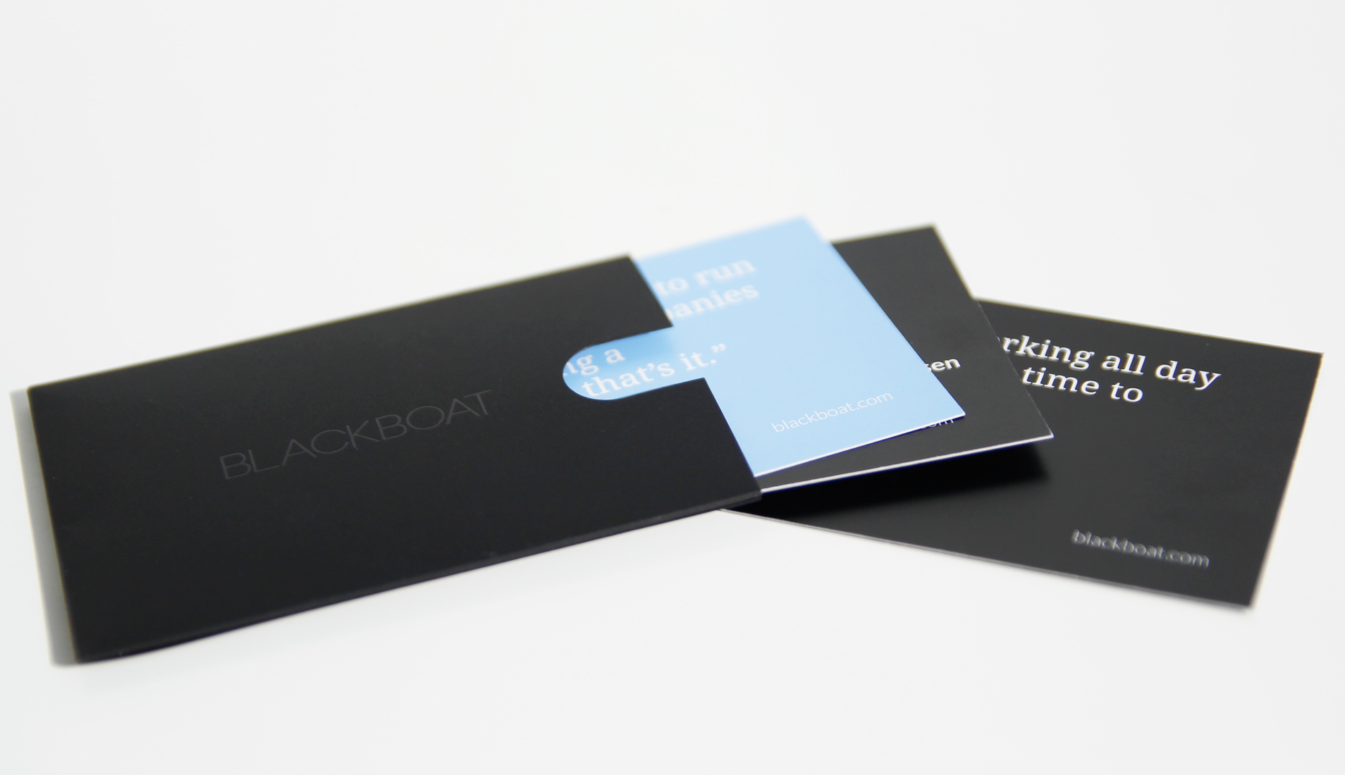 Repenser l'identité visuelle de Blackboat 4 Pochette cartes de visites Blackboat avec trois nouvelles cartes correspondant à l'identité visuelle actualisée